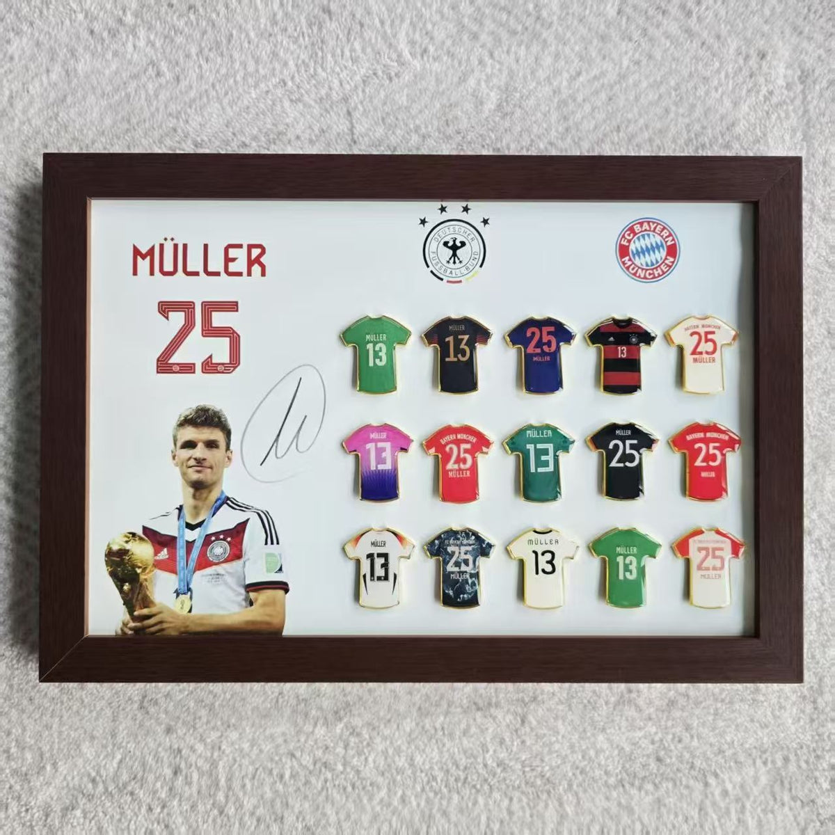 Thomas Müller Jersey Badge with Solid Wood Photo Frame, Football Themed Collectible Ornament, Birthday & Valentine's Day Gift for Boyfriend, Girlfriend